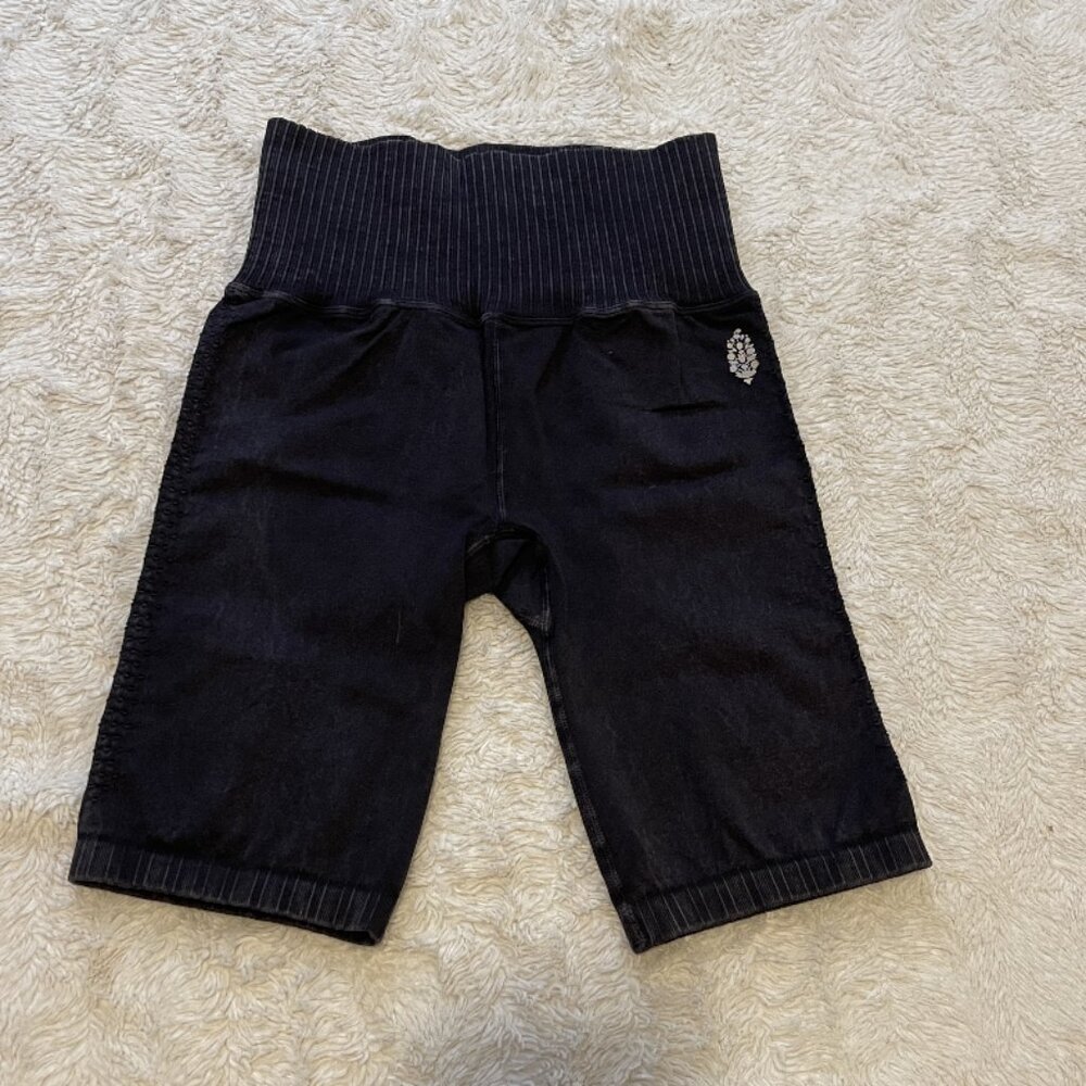 ✨NEW (NWOT) FREE PEOPLE - Good Karma Bike Spandex Yoga Shorts black - Size Small